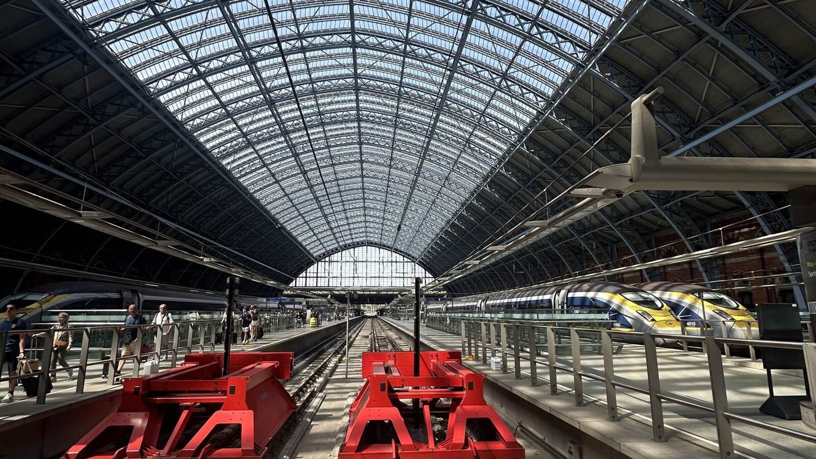 セントパンクラス駅のホーム。ガラスとアーチの大屋根の下に列車が並ぶ