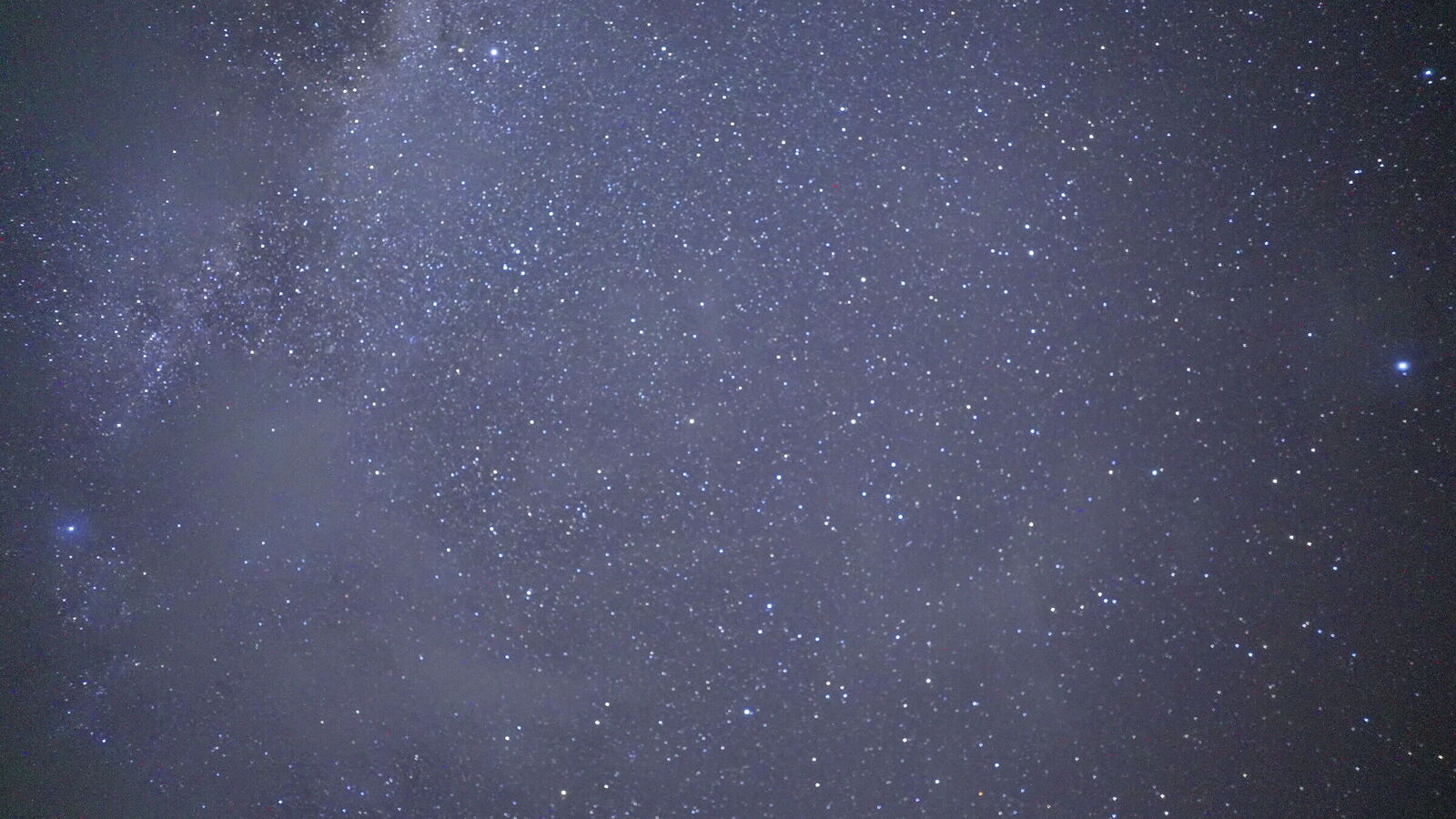 一面の星空。天の川が斜めに横切っている